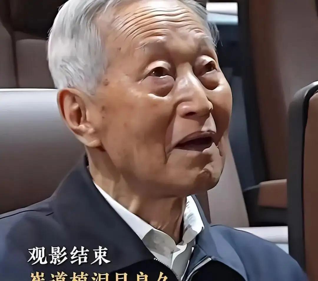 他是电影《神探之痕迹》中的崔寻。张译扮演的就是他。
他叫崔道植。
他在观看电影《