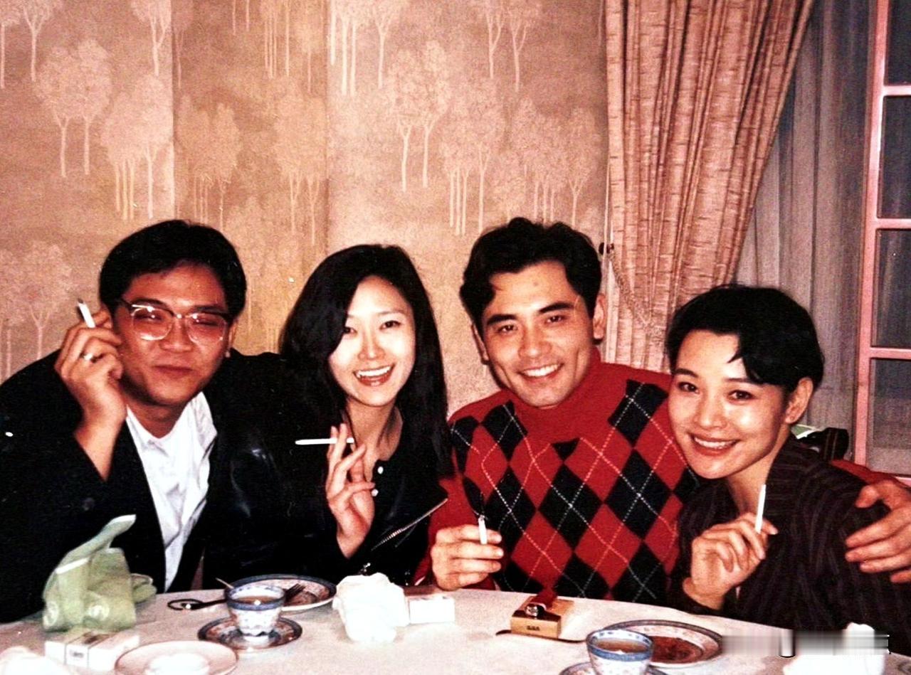 1994年，影片《红玫瑰白玫瑰》的导演关锦鹏与片中三位主要演员聚餐合影。
右一、