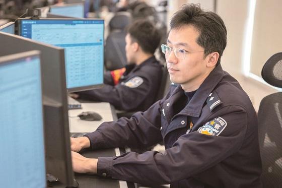 杨文卿，九队队长、反诈中心第一党支部书记。全国特级优秀人民警察、全国反诈专家库成