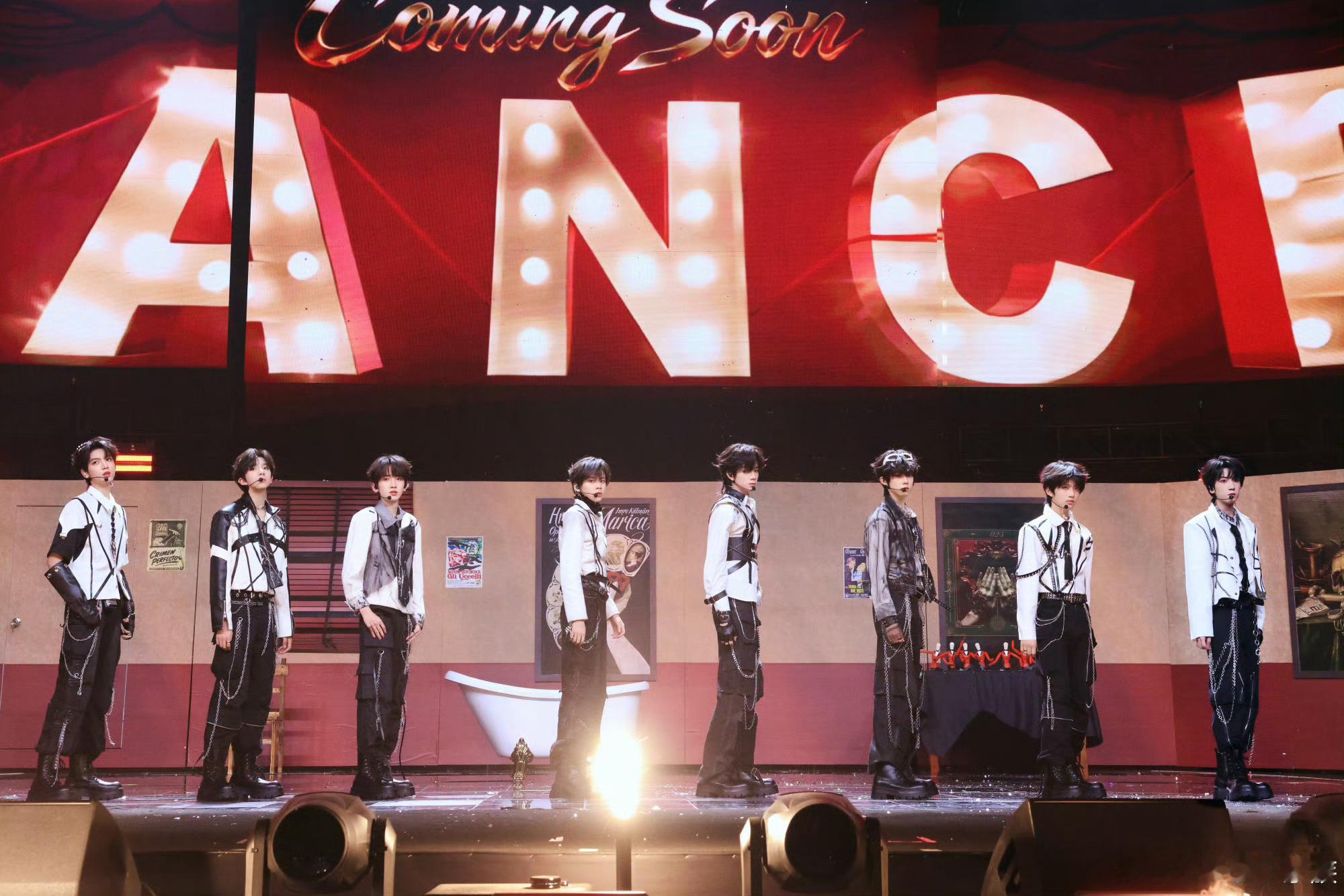 TF四代荣耀之战演唱会舞台照从舞台照能看出TF四代少年们的投入与活力，每个人在舞