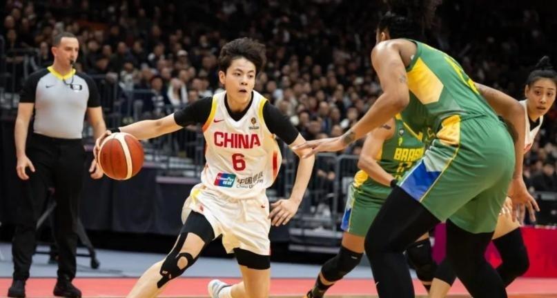 作为看了几十年球的老球迷，看到女篮姑娘们把巴西队打得服服帖帖，心里那股子憋屈劲儿