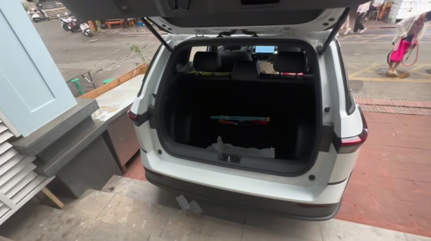 车企回应女子泼水节被强拉开车门泼水泼水是祝福，不是骚扰。强拉车门、强行泼水显然已