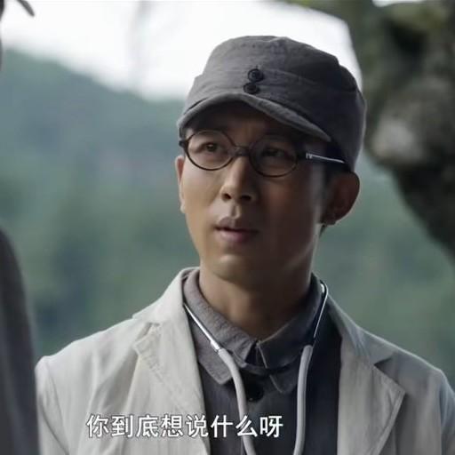 央视热播剧《九个弹孔》里邓向群得知表哥白书轩去世时泪流满面那幕，太让人动容了。白