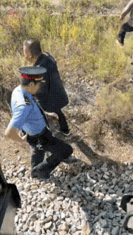 这下好了，不止内蒙古人知道，全国人民都知道了！


慢火车很慢，有人直接下地，这