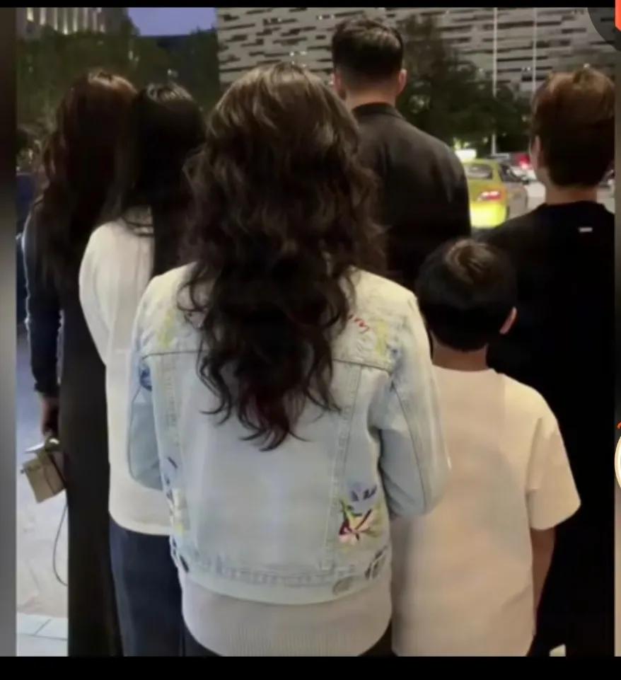 汪家三代陪同马筱梅待产，奶奶搂着孙女，看背影都不像一个花甲老人，穿着很年轻，背不