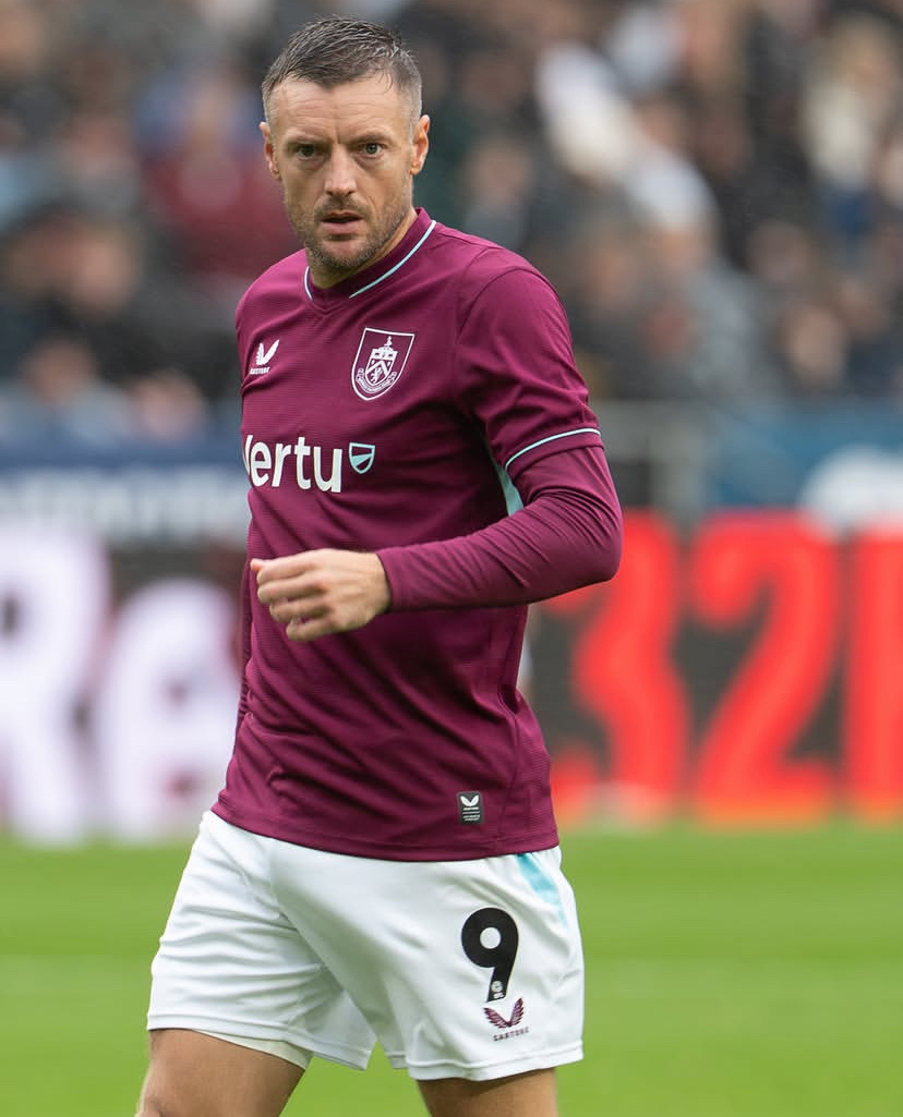 39歲前英格蘭國腳華迪（Jamie Vardy）重返英倫加盟般尼後首次上陣，喺6