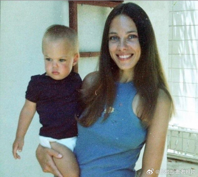 1976年，一岁的安吉丽娜·朱莉和妈妈 