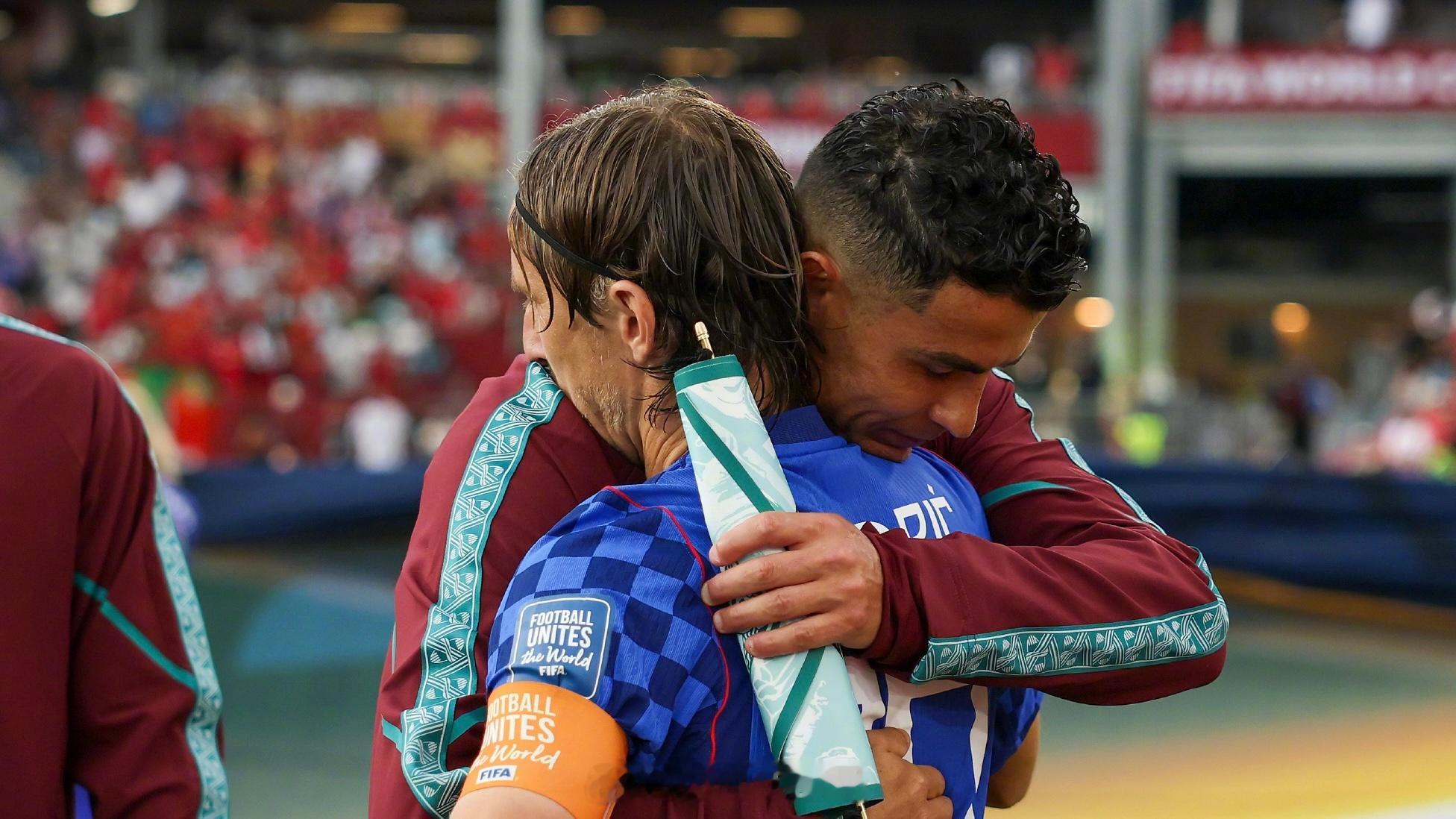 世界杯⚽️都年过40的C罗和莫德里奇相拥的场面让人泪目，梦回皇马。在属于他们的时