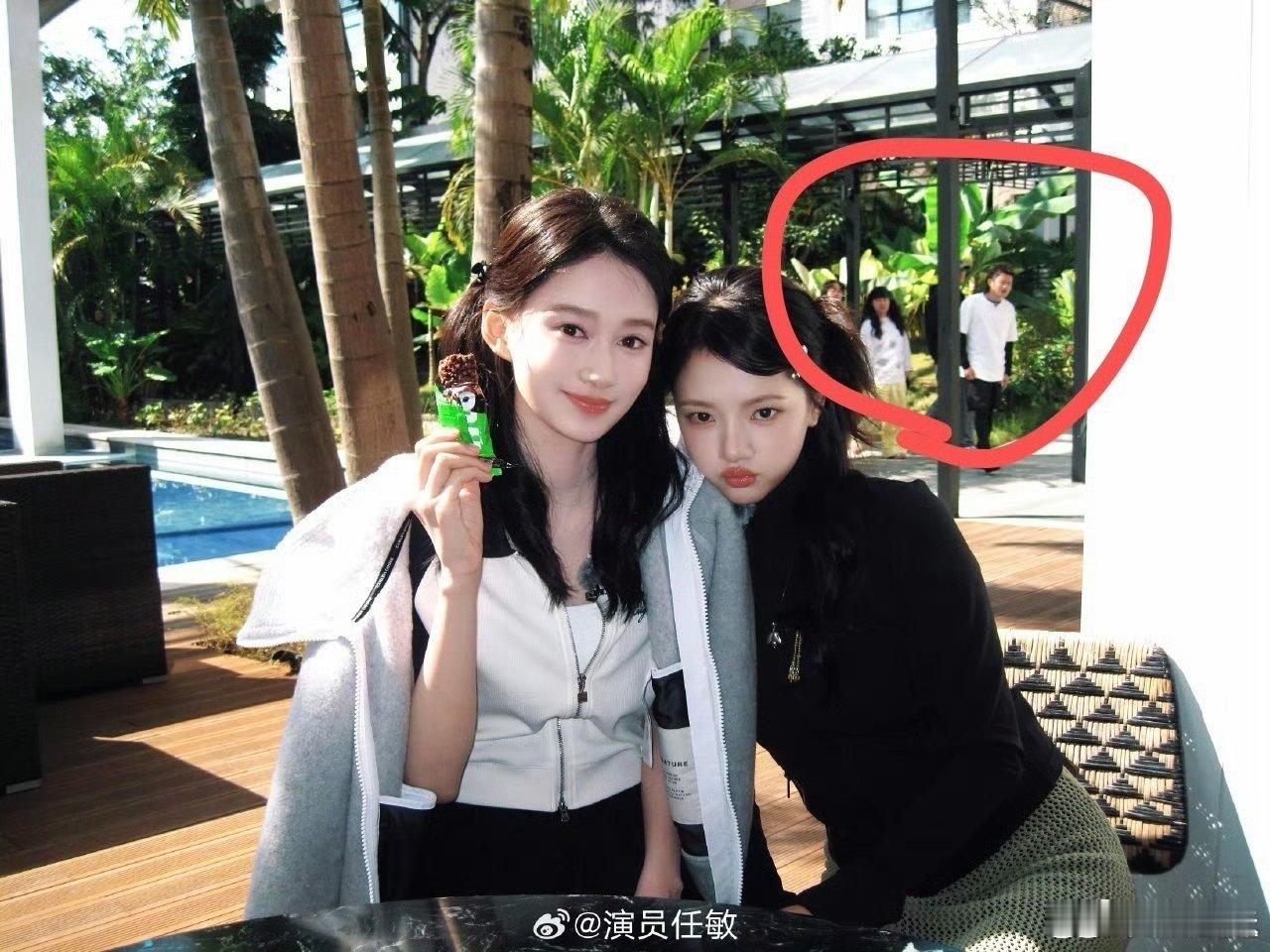 王勉又在别人合照里自曝了  每次都在别人合照里捡漏的王勉，不主动不显眼，全靠自曝