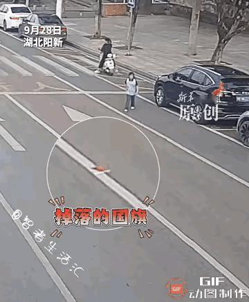 红旗在心中！
这是教育的传承，家教的体现，胸怀祖国，旗在心间，不容随地乱扔，更不