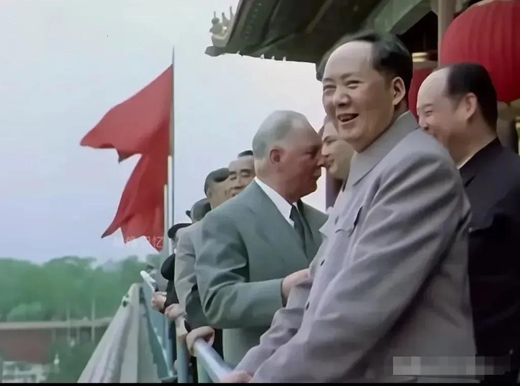 🙏请停留几秒，为伟人点个赞送朵花💐
《颂赞毛主席伟大时代》
从群众中来，到群