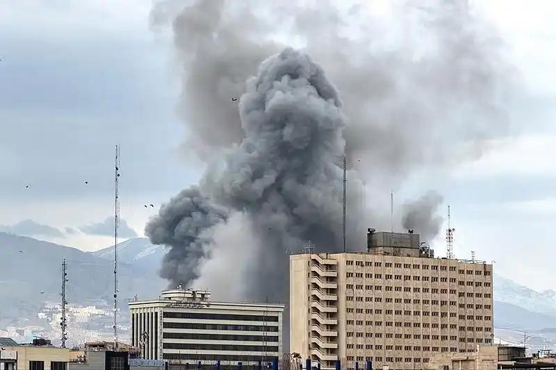 错怪伊朗了，向伊朗道歉，伊朗表现还可以，战斗力全开，基本上把中东地区的所有美军基