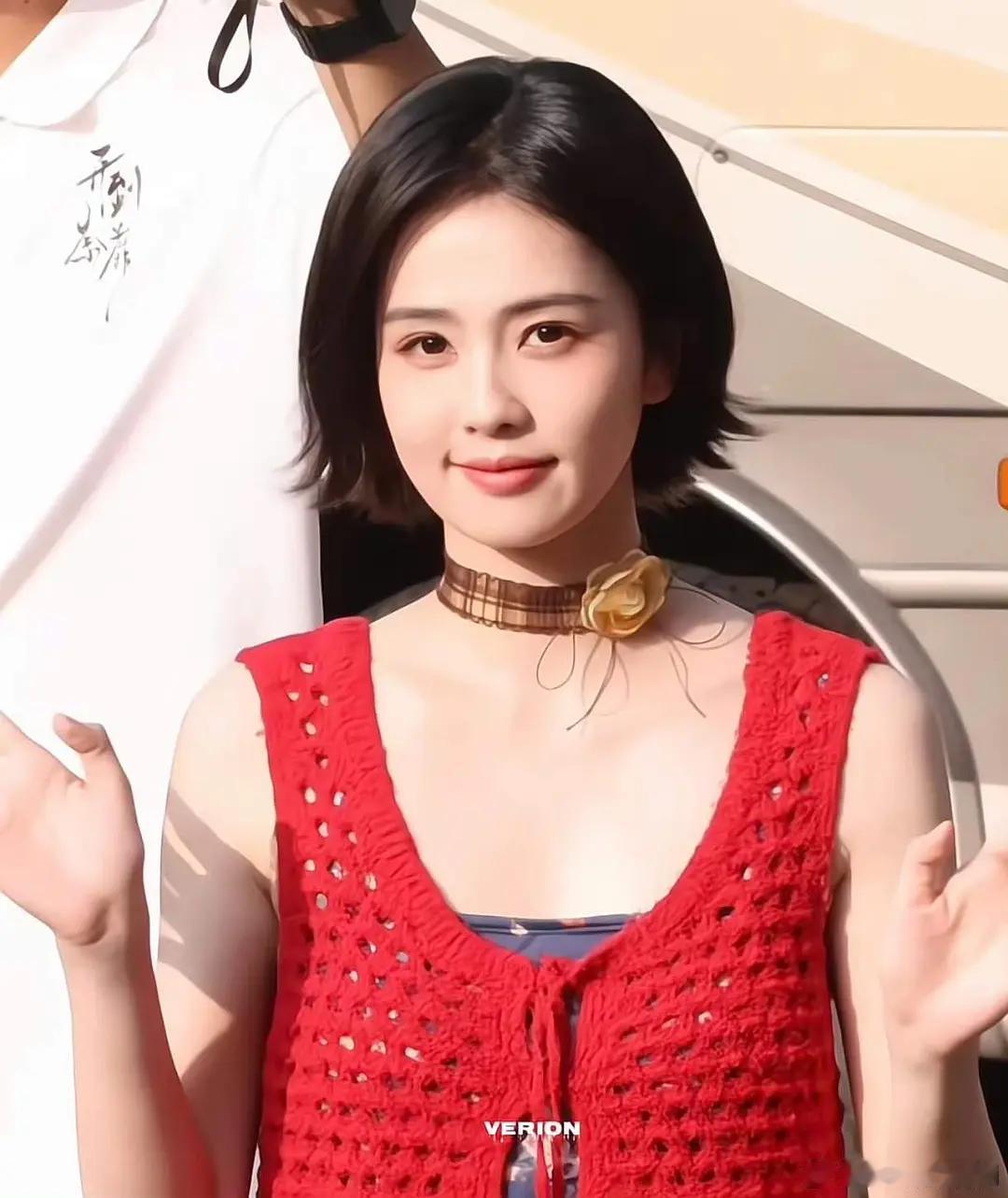 白鹿还是只适合古偶和仙侠，每次拍现代装都会暴露她的短板，因为没有那么多发型和头饰