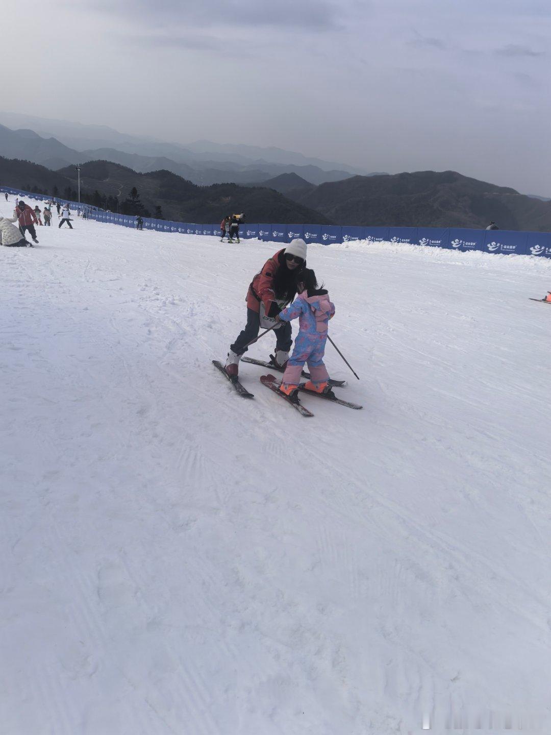 小朋友穿连体的滑雪服好卡哇伊啊。[阴险] 