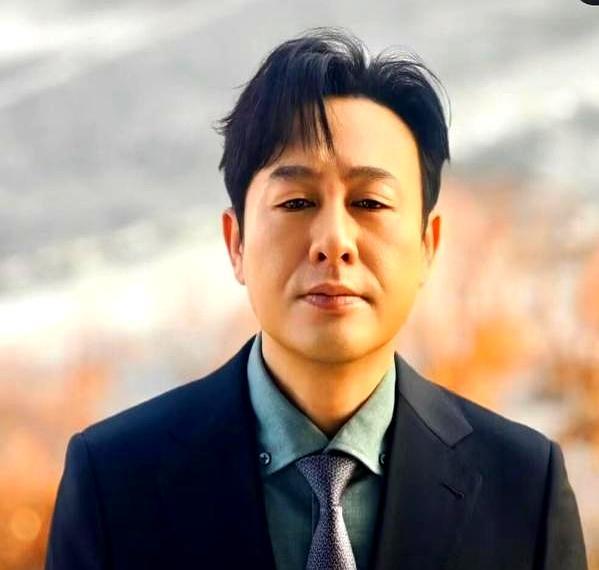 《三尺之下》只有15集，它起手不是惊天命案，而是菜场里一桩几百块进货钱被抢的小事