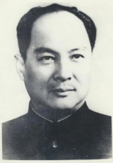 1935年，时任红四方面军政治部秘书长的朱光，因反对张国焘错误路线与肃反扩大化，