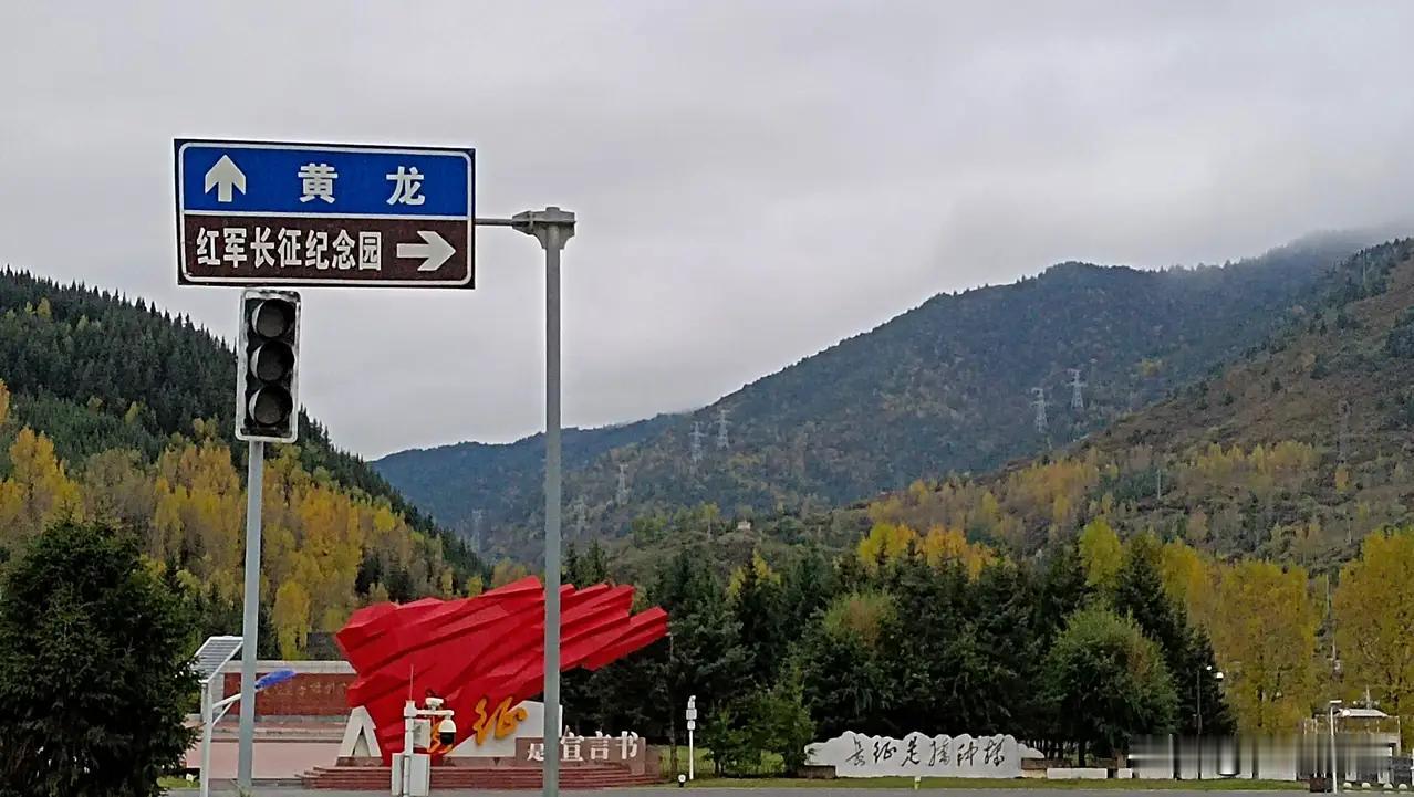 很多人去九寨沟，似乎都只盯着那一片“童话世界”般的水景、五彩池和瀑布，几乎没有人