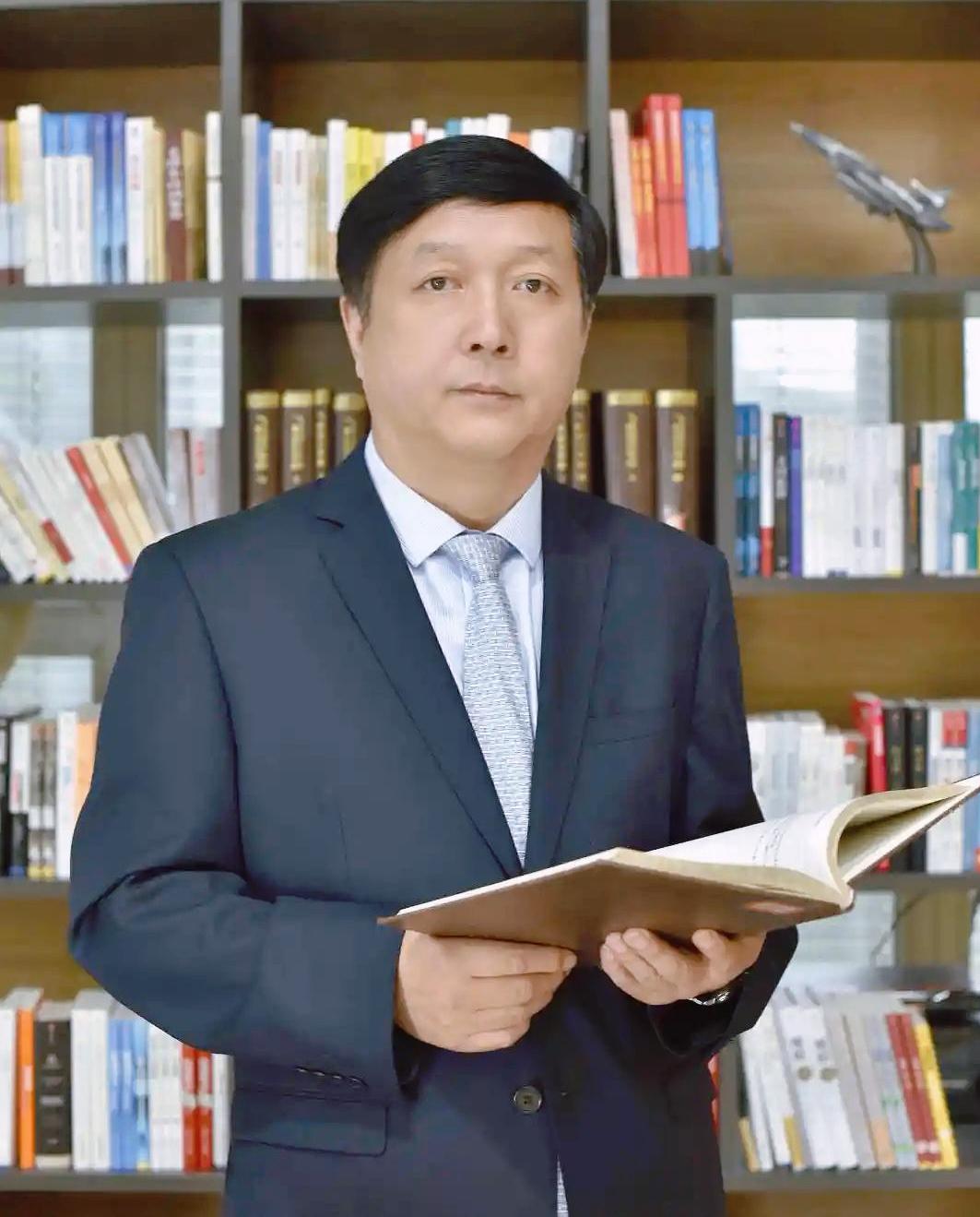 近日，中科院的官网上有个变化不简单： 歼-20 的总设计师杨伟，简历被撤了。不只