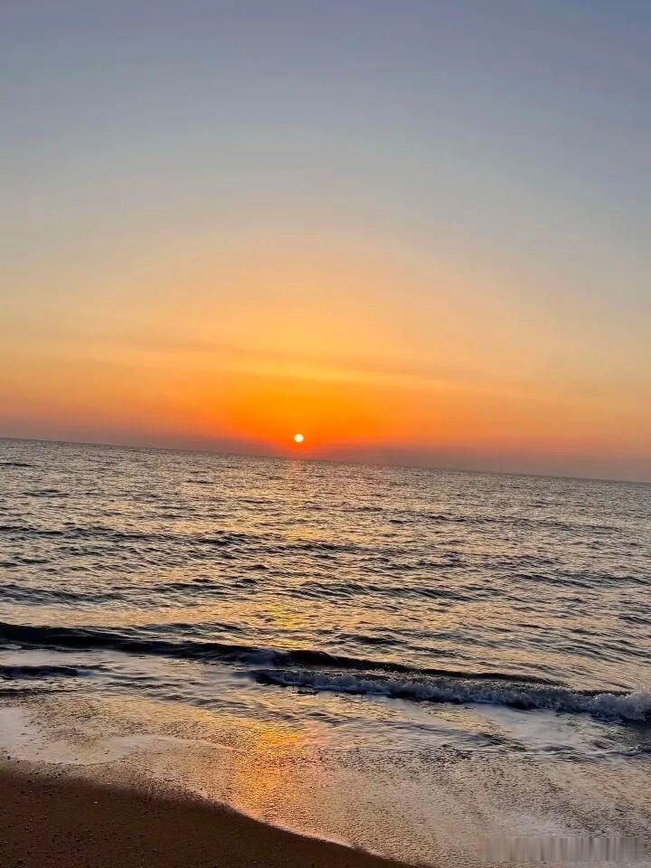 日照的浪漫全在慢下来的时光里🌊万平口的沙滩细软绵长，落日把海面染成金箔色，灯塔
