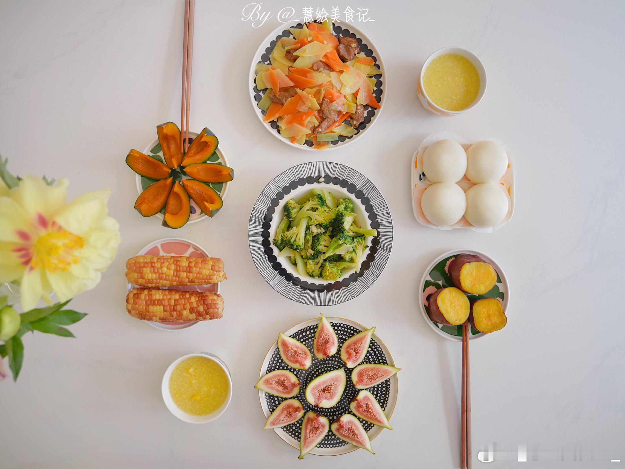 假期早午餐蒜蓉西蓝花、土豆片炒肉、蒸杂粮、豆包、小米粥、无花果~小长假愉快[心]