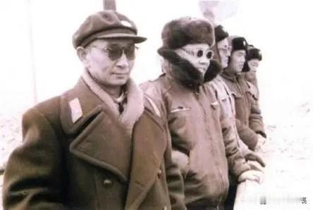 1961年冬，在位于巴丹吉林沙漠深处的中国第一个导弹试验靶场——东风基地举行五一