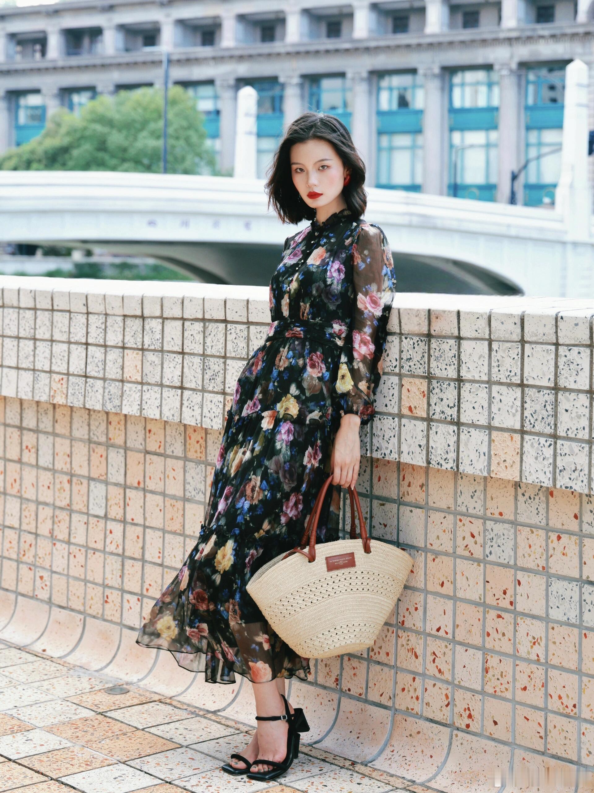 🌹花间轻舞，邂逅法式浪漫🌹🌺这条连衣裙，黑色底上绽放着多彩的花朵，像是把整