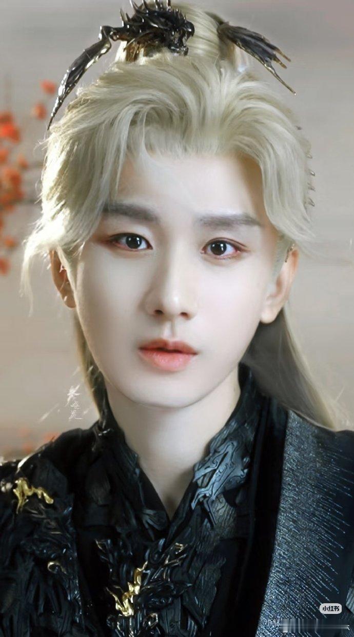 不要小看成毅任何一个白头 别小看成毅任何一个白头造型，每一个白发角色都自带高光时