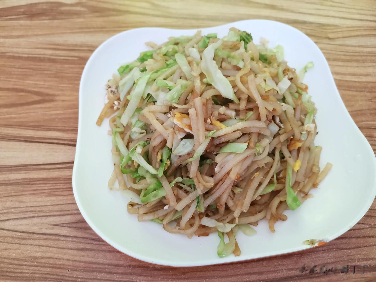 今天中午忙完工作，发现家里没什么吃的了，于是出来下馆子，点了一份清新脱俗的炒饼。