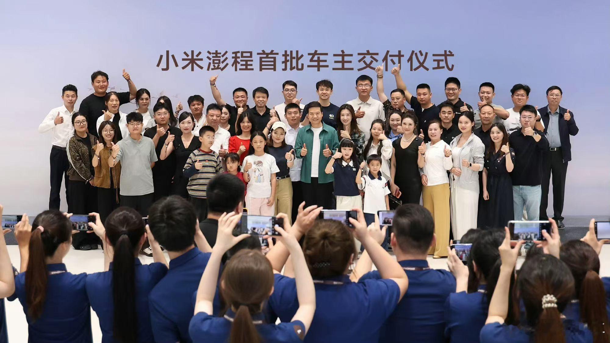 雷军为澎程车主开车门雷总在徐州交车，为啥呢？因为徐州古称彭城[awsl] ​​​