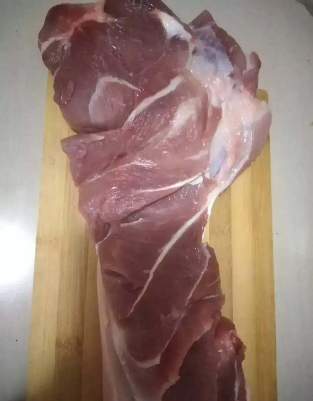 感觉自己被骗了，早上村里有人来卖肉，走近一看是远房表舅，他说给我挑两块最好的，可