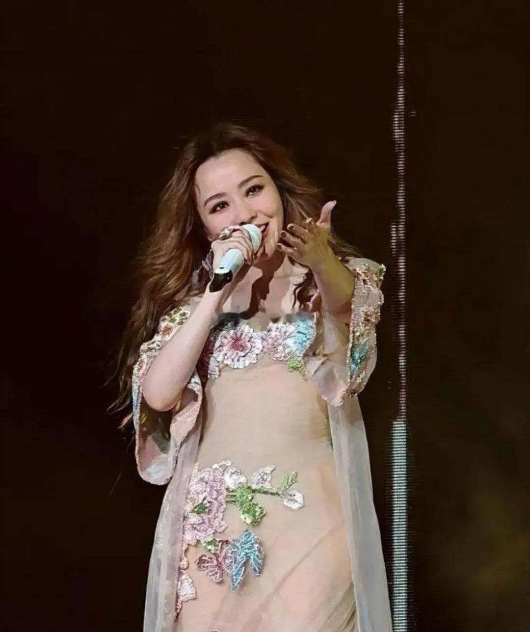 “海豚之音”张靓颖近年打扮太放飞！仗着姣好身材大胆尝试各种风格，每次亮相都吸睛无