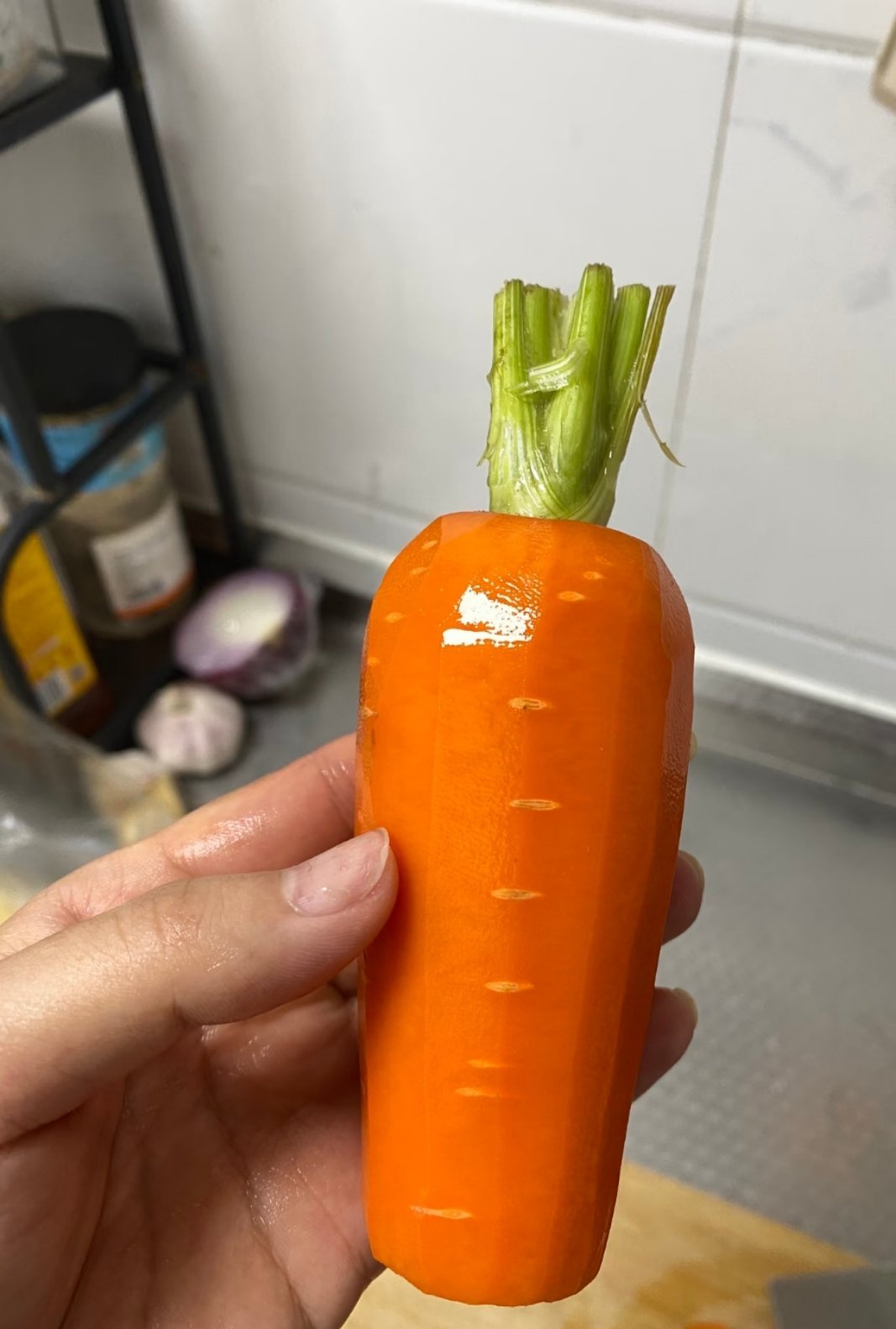 今天把胡萝卜🥕削完皮感觉有点不对劲，这萝卜怎么跟假的一样 