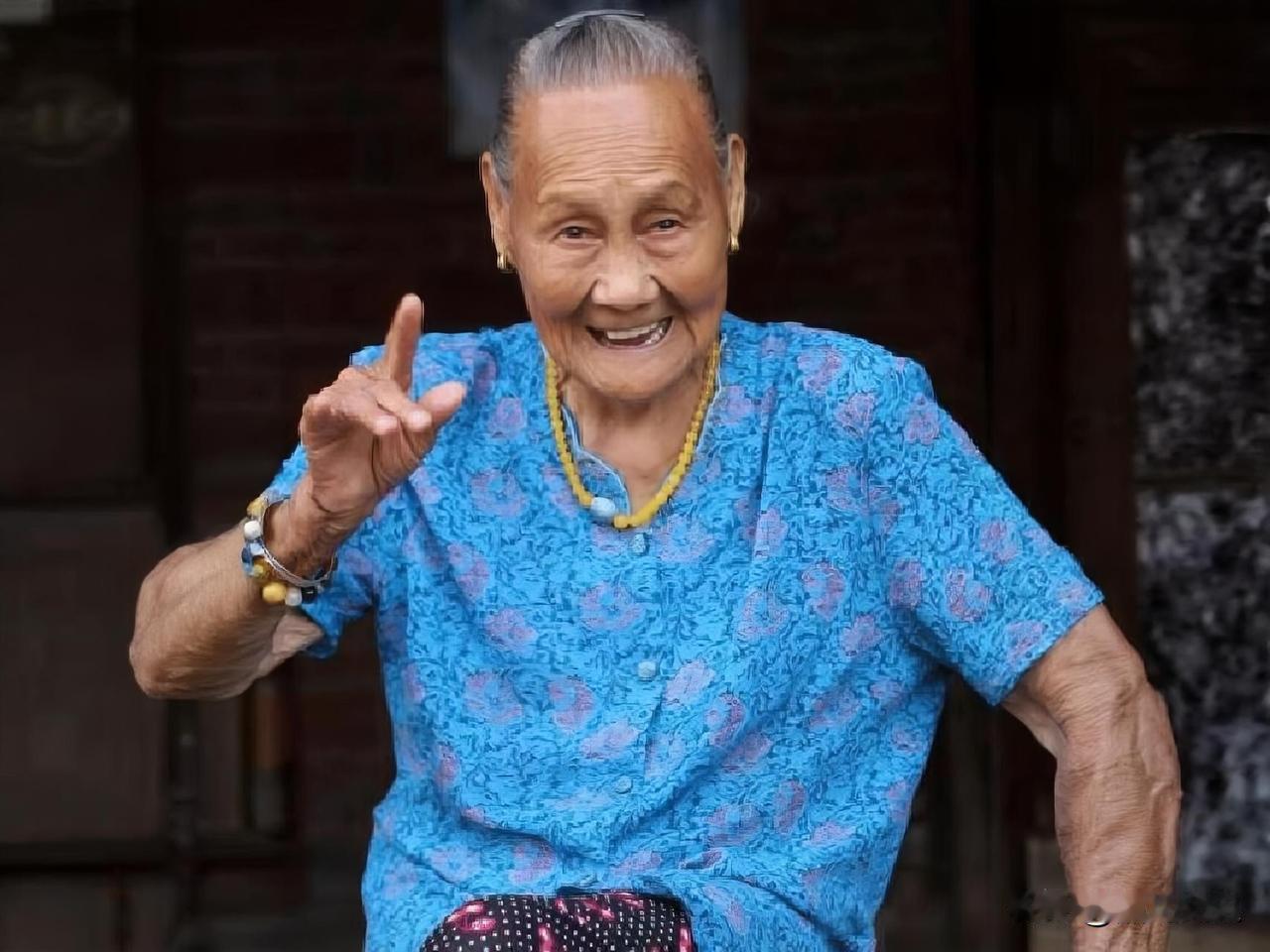 谁能想到，114岁高龄、身体硬朗的湖南农村老人银金花，竟是曾徒手斩杀7名日寇的抗