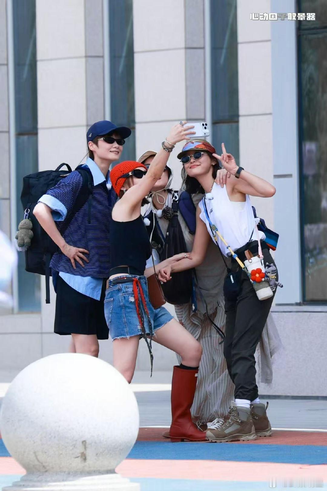 李宇春辛芷蕾高叶倪妮合照向野的我们全女阵容旅途路透来袭，《向野的我们》库车现场，