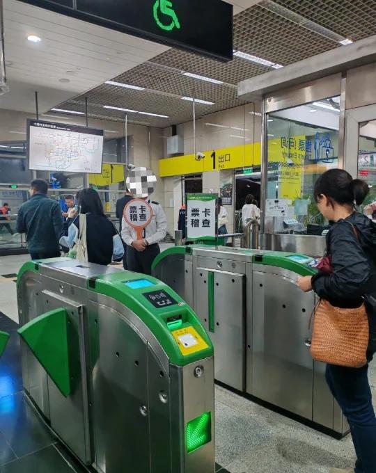 重庆轻轨票卡稽查的处理方案来了
这两天每个站点出口都有两个举牌子的工作人员，一单