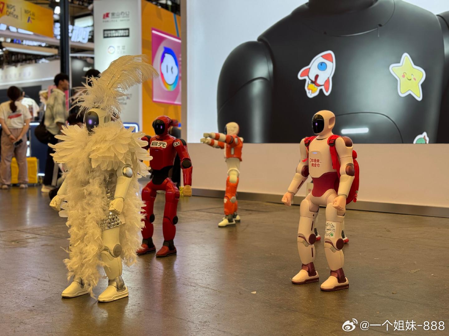 机器人陪伴的最终意义人工智能飞速发展，陪伴型机器人走进大众视野。它不能替代家人朋
