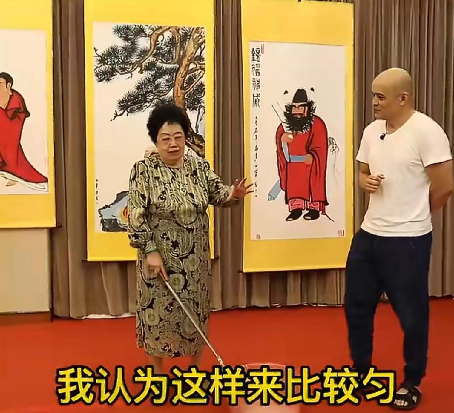 陈丽华这样的财富量级，是不是走到哪里都自带光环，一举一动都备受追捧啊？
 
刷到