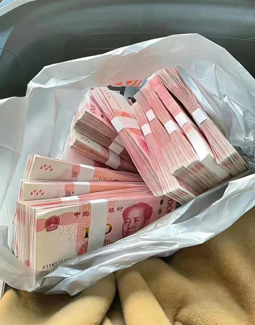 江西九江，一男子去世留下15万存款，他停在殡仪馆急等钱下葬，儿子拿着父亲的火化证