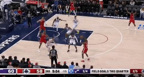 尴尬！哈登空位三不沾，马儿卡宁和努尔基奇忍不住对笑
今天快船在主场迎战爵士，最终