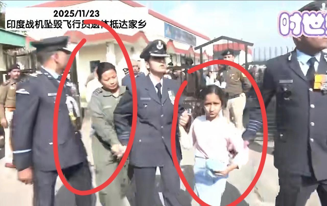 印度坠机飞行员西亚尔，遗体运送回老家，空军妻子、6岁女儿迎接，老母亲、家里亲戚女