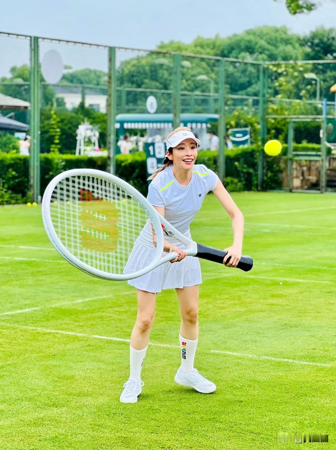 袁咏琳
这网球拍也太夸张了吧！
