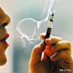 眼下许多人真的是困难，困难到已经没钱负担一包普通的钱烟了。今天我亲眼目睹一位中年