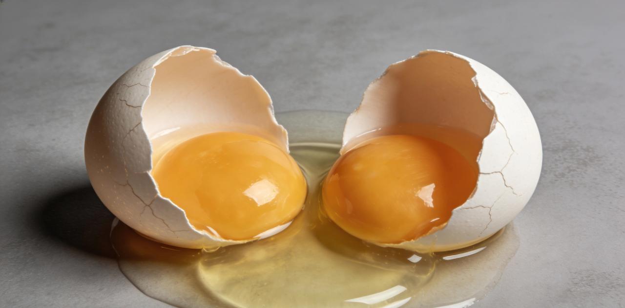 谁能想到啊！我家那只养了五年的老母鸡，今天居然下了个双黄蛋！
 
家人们谁懂啊！