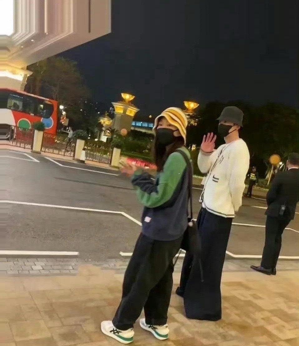 白敬亭和宋轶同游澳门，小两口好低调，以为分手了呢，原来还在一起 