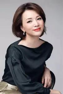 董卿的丈夫被告了！7月9日，上海金融法院的法庭上，密春雷坐在被告席上，对面的原告
