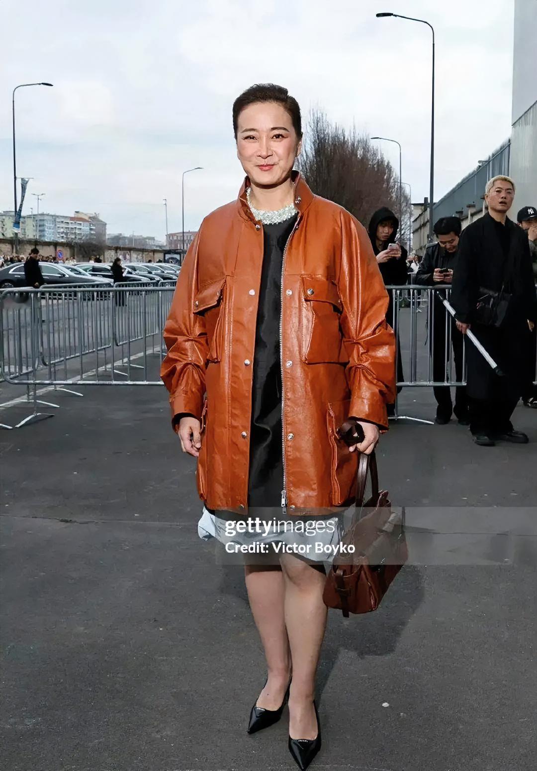 看到贾玲在米兰暴瘦的照片，
我脑子里只有一个念头：
她得有多讨厌以前的自己，才能