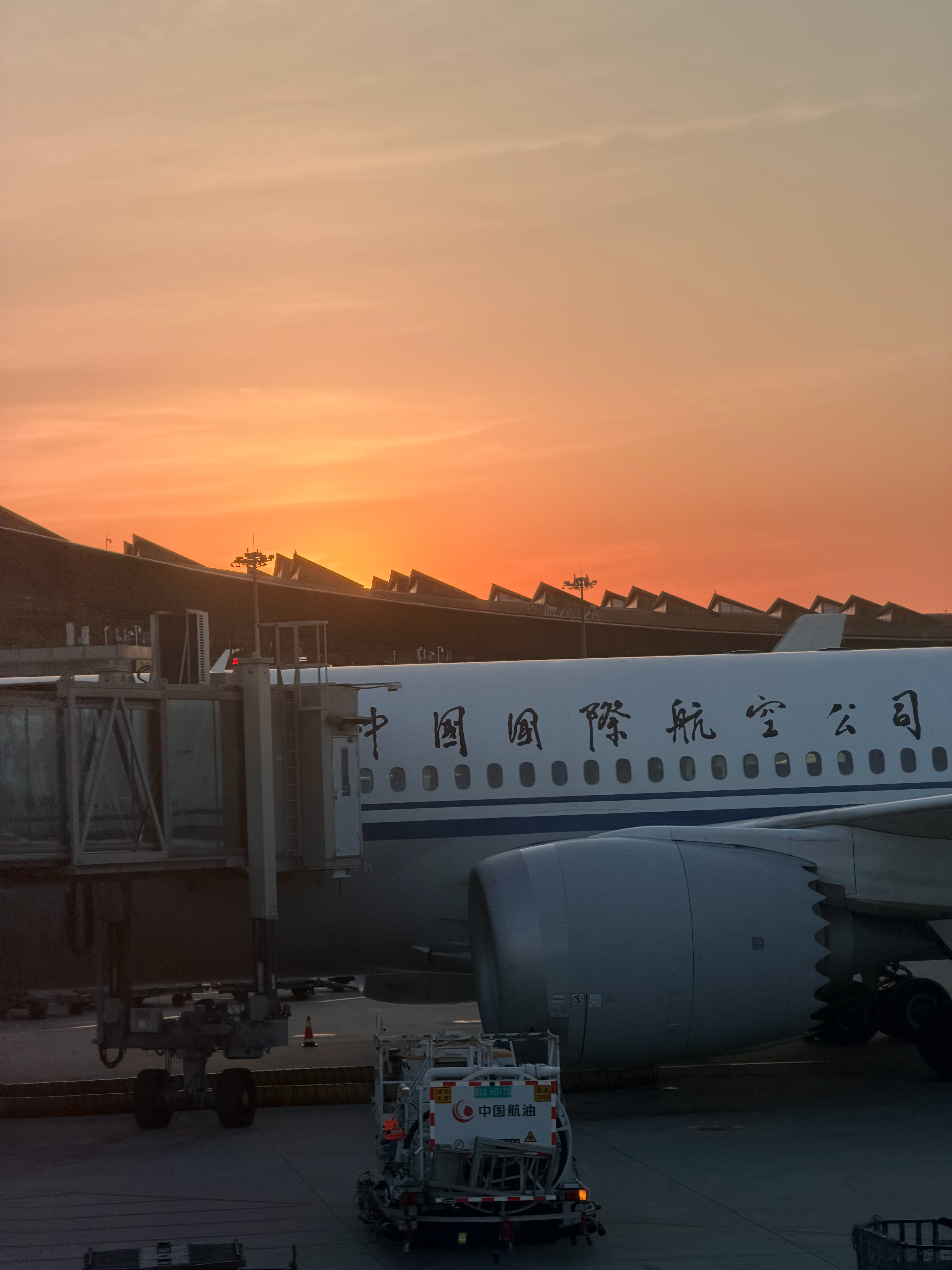 国航的787竟然也没有Wi-Fi，但今天到飞行十分愉快。搭乘日落航班，看一场火烧
