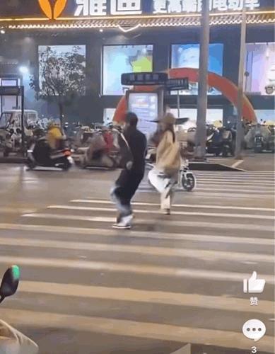 只要自己不尴尬，那尴尬的就是别人。
这两位年轻的一男一女，在斑马线上对着等红灯的