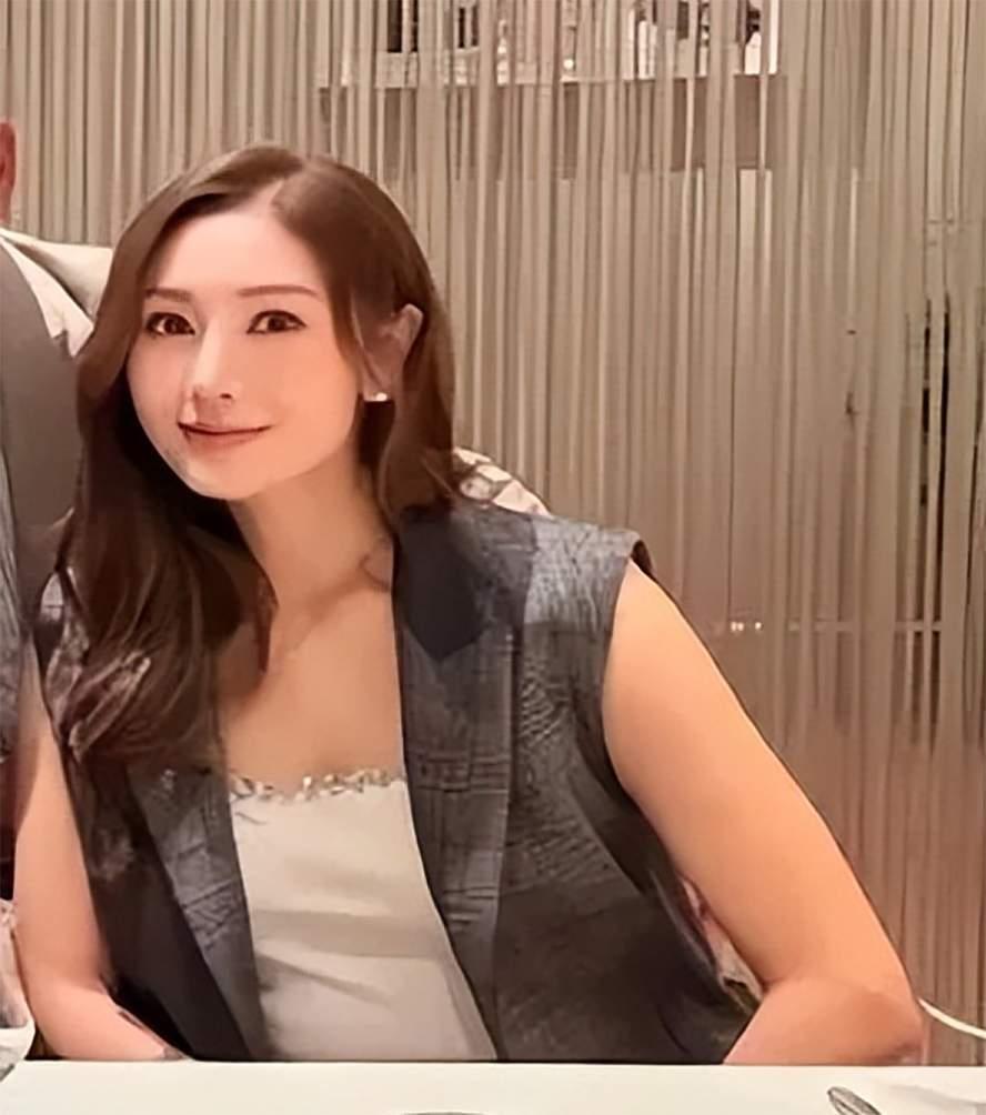 港姐李嘉欣这是整容了吗？55岁的年纪居然变得这般水润，满满的少女感！

近日，许