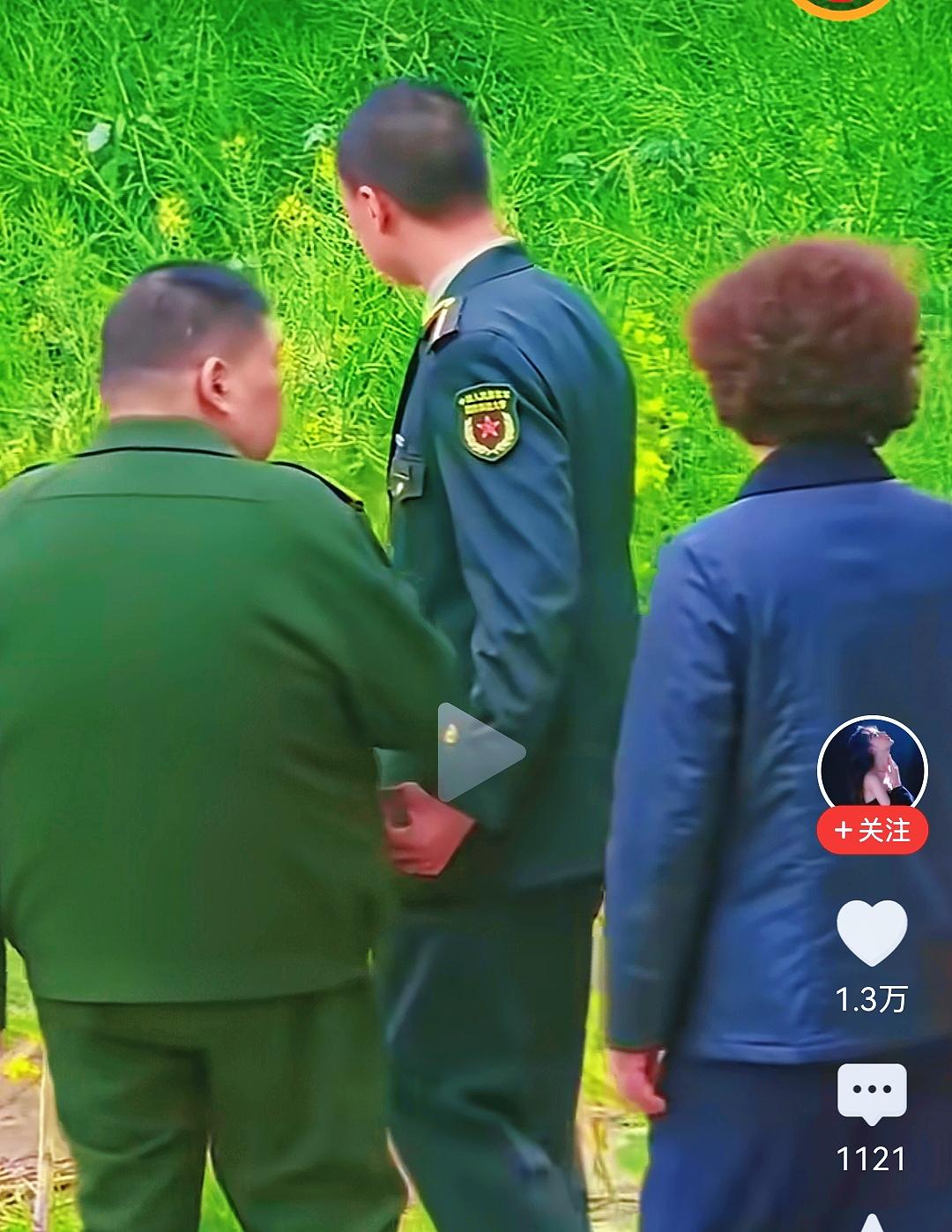 看这张照片，主席的长孙也老了。
这是他们全家到韶山时，围观群众拍下的一段视频。